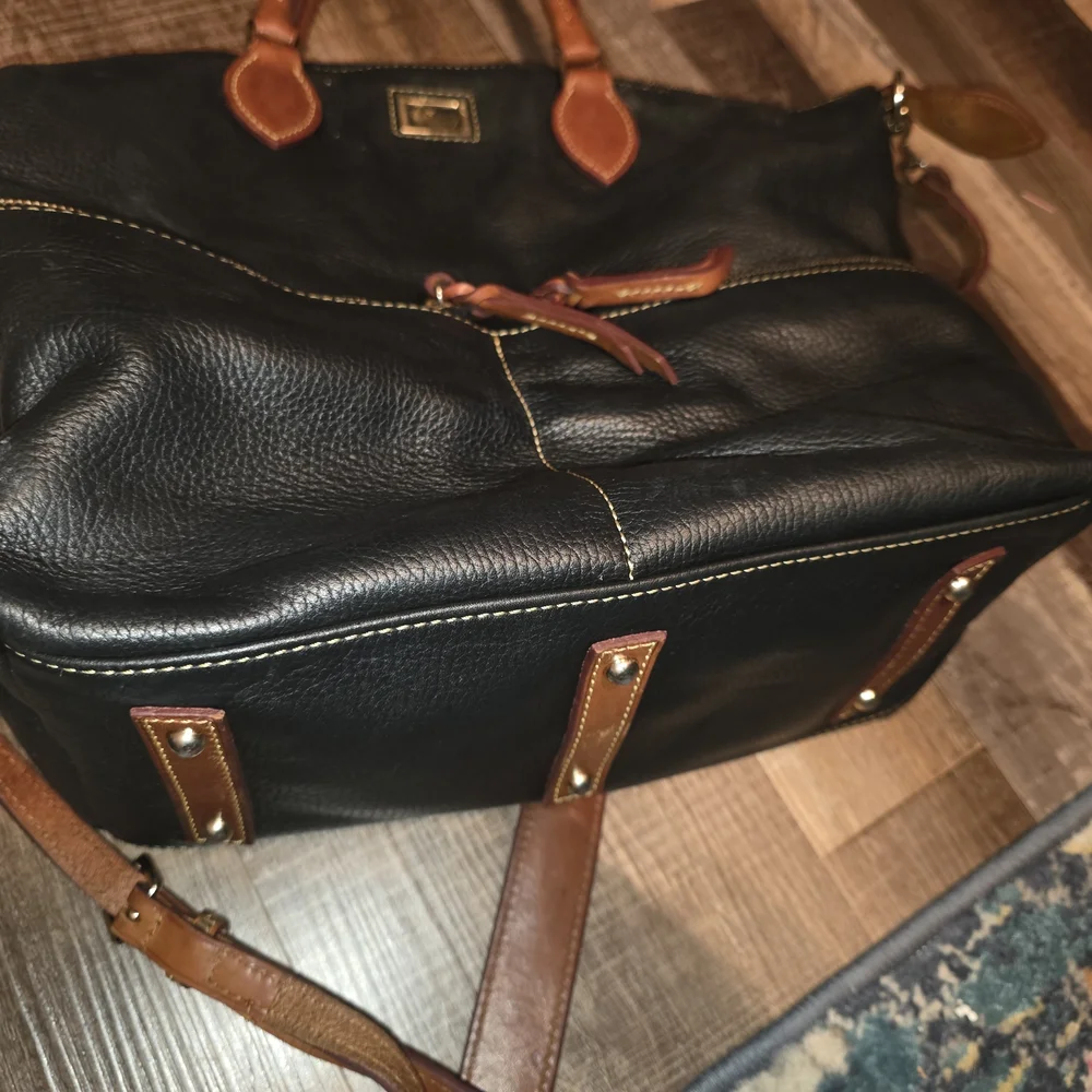 Dooney & Bourke classic dooney